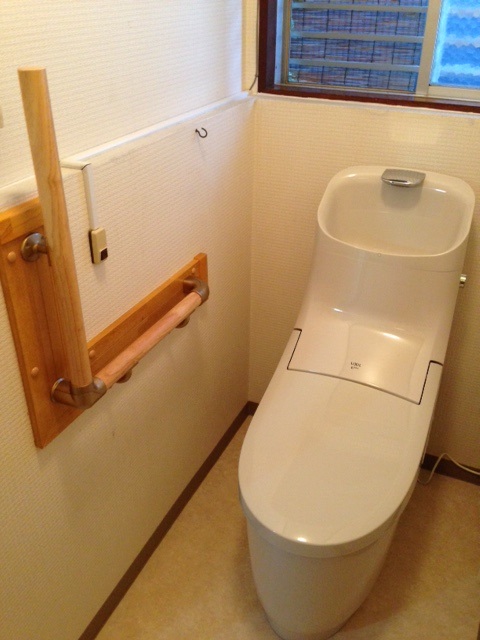 トイレリフォーム、トイレ内の移動に最適なL型手すり設置　和歌山市H様邸