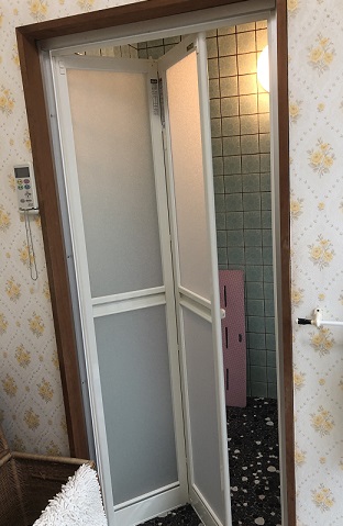 和歌山市　蔭山組　浴室ドア　交換　リフォーム