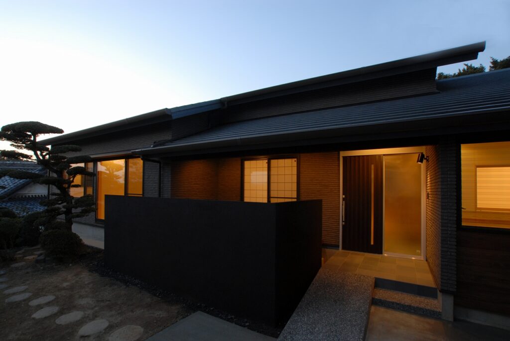 和歌山市　大屋根に包まれた和モダンの家