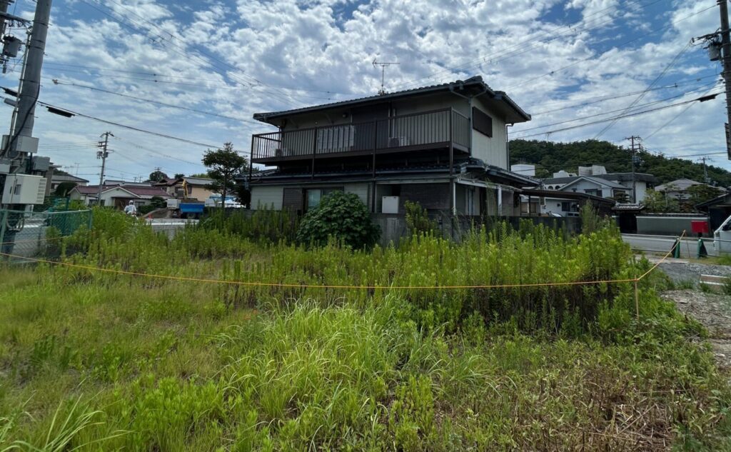 雑草撤去 整地 タイル敷 外壁リフォーム 雑草撤去 整地 タイル敷 外壁リフォーム