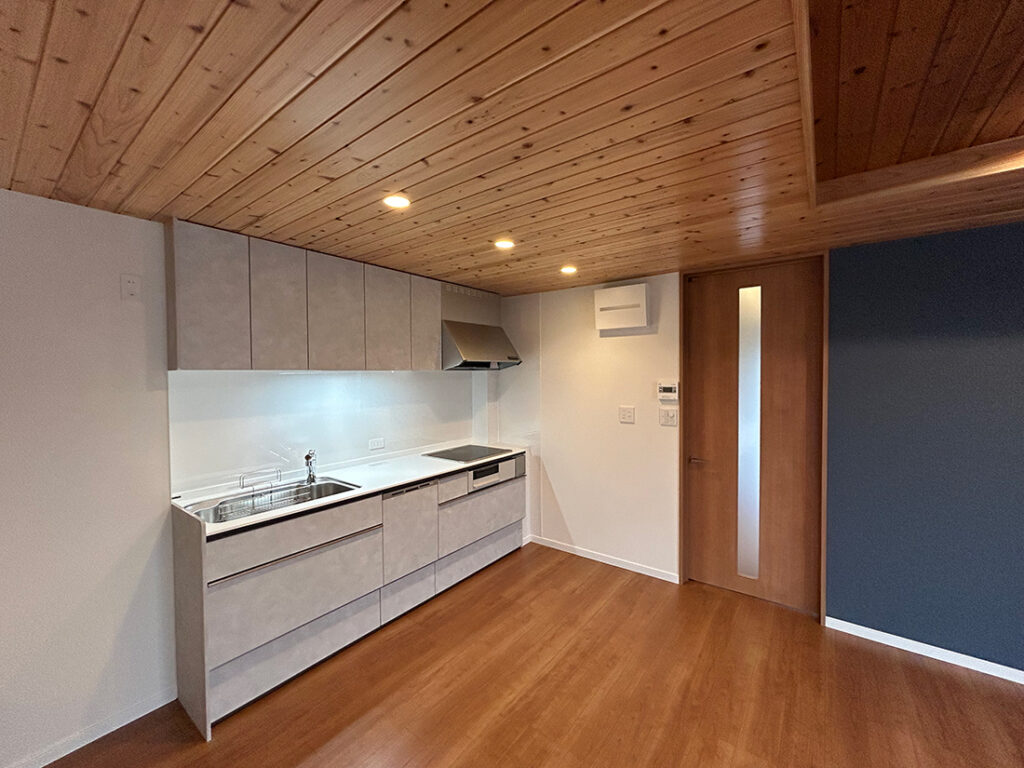 解放的なオープンキッチン。間取り変更で叶えた広々LDKリノベ