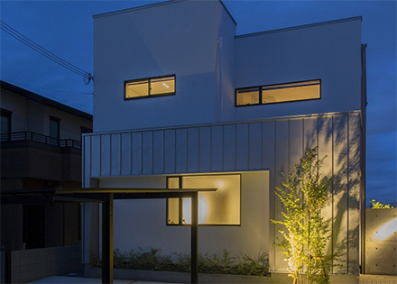 夜の外観